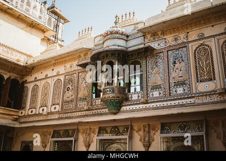 Gaudy et décoratif orné, palais de la ville sur une journée ensoleillée à Udaipur, Inde Banque D'Images