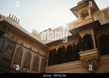 Gaudy et décoratif orné, palais de la ville sur une journée ensoleillée à Udaipur, Inde Banque D'Images