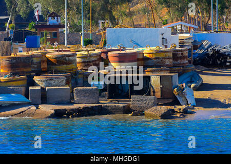 Old rusty mer flottants bouées sur la rive dans la mer Rouge, dans le ciel bleu de l'ancien les récifs coralliens de l'unique réserve naturelle de Ras Mohamed, plongée, su Banque D'Images