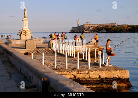 Pêche à côté d'une fontaine de Neptune avec Castillo de los Tres Reyes del Morro Castle dans l'arrière-plan, Malecon / Avenida del Puerto, La Havane, Cuba Banque D'Images