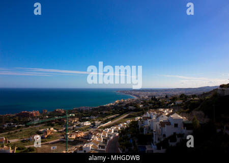 Vue du point de vue sur la colline près du stupa bouddhiste dans la ville de Benalmadena. Fuengirola et la mer Méditerranée. Banque D'Images