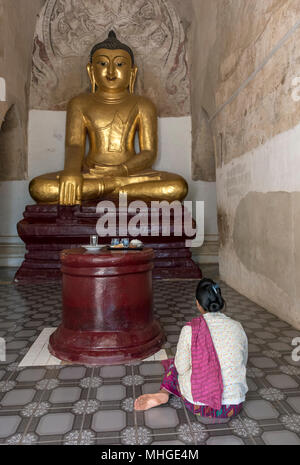Statue de Bouddha au temple Gawdawpalin (Gaw Daw Palin Paya), Old Bagan, Myanmar (Birmanie) Banque D'Images