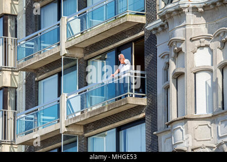 Personnes âgées homme debout sur le balcon de l'appartement moderne Banque D'Images