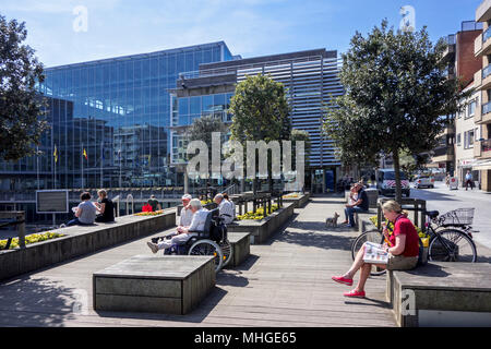 Les touristes en face de l'hôtel de ville / hôtel de ville de station balnéaire / Coxyde Koksijde, Flandre occidentale, Belgique Banque D'Images