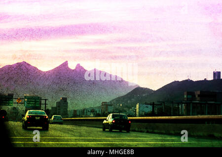 Photographie de la ville de Monterrey au Mexique et sa caractéristique 'Cerro de la Silla" de montagne avec dégradé de couleurs Banque D'Images