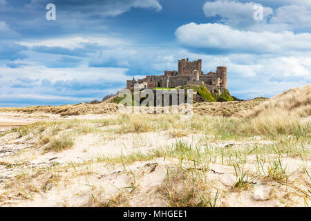 Château de Bamburgh des dunes de sable, Northumberland, England, UK Banque D'Images