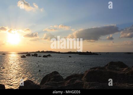 Coucher du soleil sur la côte de granit rose de Trégastel, Bretagne, France Banque D'Images