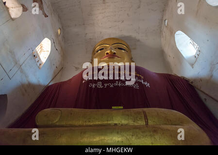 Bouddha assis droit à Phaya Manuha, Bagan, Myanmar (Birmanie) Banque D'Images