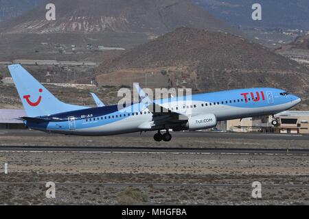 TUI AIRWAYS BOEING 737-800 (BELGIQUE)(W) OO-JLO AU DÉCOLLAGE DE TENERIFE. Banque D'Images