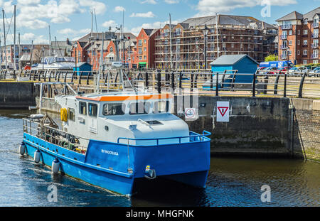 RV Noctiluca, un navire de l'enquête de l'université de Swansea Swansea Marina, laissant dans le sud du Pays de Galles Banque D'Images