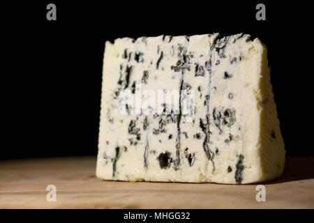 Française de Saint Agur fromage acheté dans un supermarché au Royaume-Uni. Saint Agur est un fromage fabriqué à partir de lait de vaches qui vient de la région d'Auvergne de F Banque D'Images