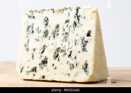 Française de Saint Agur fromage acheté dans un supermarché au Royaume-Uni. Saint Agur est un fromage fabriqué à partir de lait de vaches qui vient de la région d'Auvergne de F Banque D'Images