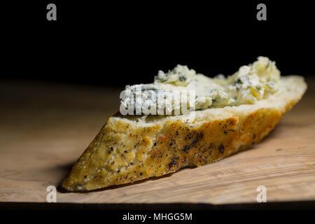 Française de Saint Agur fromage acheté dans un supermarché au Royaume-Uni et la propagation sur un pain blanc avec beurre beurre lait de chèvre. Saint Agur est un fromage bleu Banque D'Images