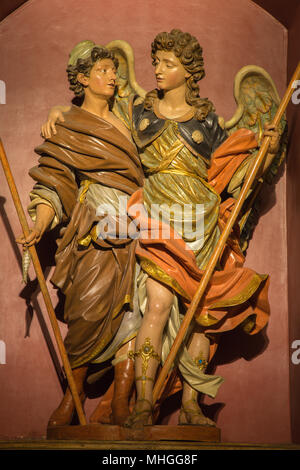 Saragosse, Espagne - 3 mars 2018 : Le baroque sculpté polychome satatue de Raphael archangel avec le Tobias Banque D'Images