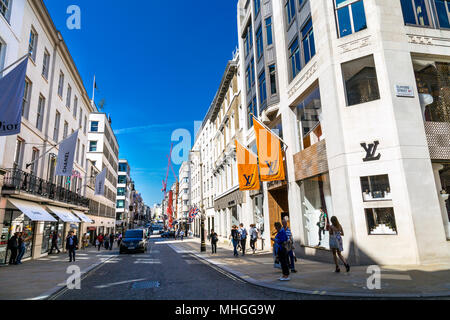 Vue sur New Bond Street et le Louis Vuitton magasin succursale Mayfair, London, UK Banque D'Images