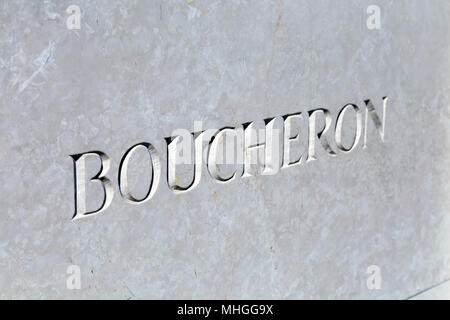 Logo de fine bijouterie de luxe Boucheron gravée dans le marbre à leur boutique de Bond Street, Londres, UK Banque D'Images