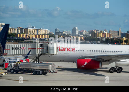 Avianca Airlines jet à une porte de l'Aéroport International de Miami à Miami, en Floride. Banque D'Images