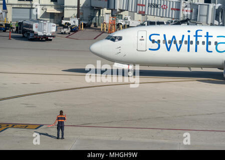 L'approche d'un jet d'air rapide gate à l'Aéroport International de Miami à Miami, en Floride. Banque D'Images