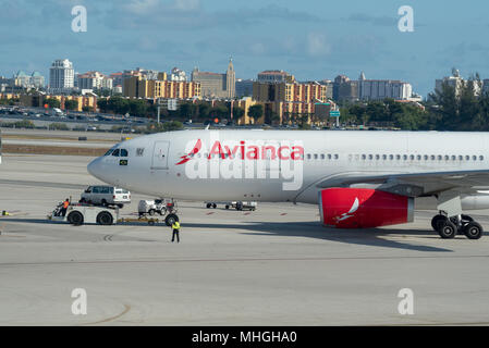 Avianca Airlines étant repoussé à l'Aéroport International de Miami à Miami, en Floride. Banque D'Images