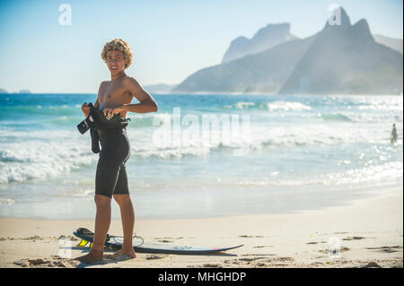 RIO DE JANEIRO - Mars 20, 2017 : Surfer préparation sur la plage avant d'aller dans les vagues au spot de surf à l'Arpoador Banque D'Images