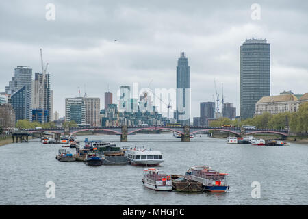 Un certain nombre de bateaux amarrés sur la Tamise, avec la ville de Londres en arrière-plan. Banque D'Images