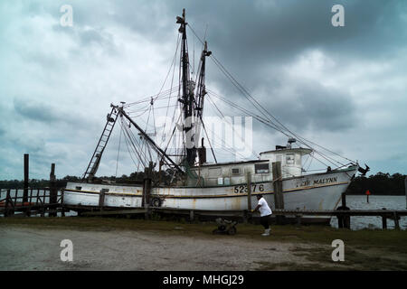 Partie d'une flotte de bateaux de crevettes abandonnés sur la rivière Bon Secour dans Deep South Alabama. Banque D'Images