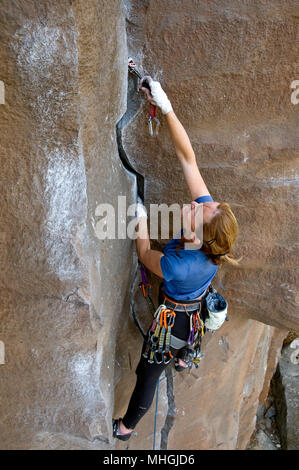 Femme d'âge moyen inférieur d'alpinisme dans la gorge, Smith Rock, Oregon Banque D'Images