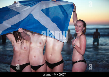 St Andrews, Fife, Scotland, UK. 1er mai 2018. St Andrews peut jour rafraîchir,étudiants de l'Université Andrews S ,sauter dans la mer du Nord,comme une tradition bonne chance avant de commencer les examens/ndclick crédit : 2Alamy Live News Banque D'Images