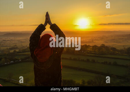 Glastonbury, Royaume-Uni. 1er mai 2018. Célébrations Beltane au lever du soleil sur le Tor de Glastonbury, Somerset, Angleterre. Beltane est le premier mai celtiques anciennes, ou fête du printemps pour célébrer le début de l'été. © Denman Haydn/Alamy Live News Banque D'Images