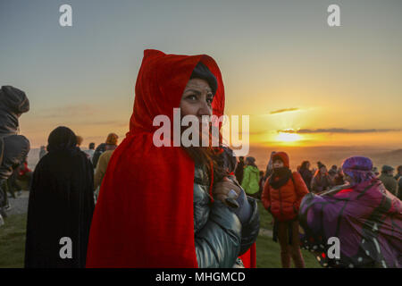 Glastonbury, Royaume-Uni. 1er mai 2018. Célébrations Beltane au lever du soleil sur le Tor de Glastonbury, Somerset, Angleterre. Beltane est le premier mai celtiques anciennes, ou fête du printemps pour célébrer le début de l'été. © Denman Haydn/Alamy Live News Banque D'Images