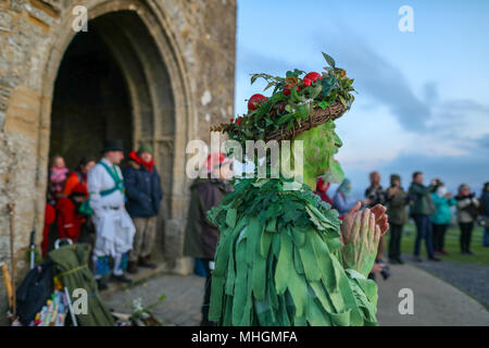 Glastonbury, Royaume-Uni. 1er mai 2018. Célébrations Beltane au lever du soleil sur le Tor de Glastonbury, Somerset, Angleterre. Beltane est le premier mai celtiques anciennes, ou fête du printemps pour célébrer le début de l'été. © Denman Haydn/Alamy Live News Banque D'Images