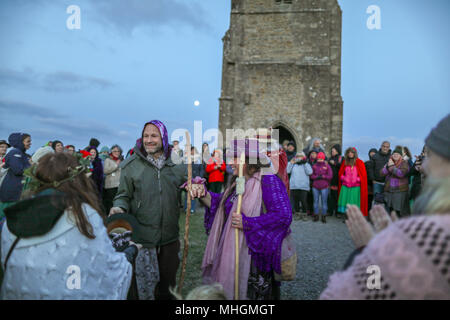 Glastonbury, Royaume-Uni. 1er mai 2018. Célébrations Beltane au lever du soleil sur le Tor de Glastonbury, Somerset, Angleterre. Beltane est le premier mai celtiques anciennes, ou fête du printemps pour célébrer le début de l'été. © Denman Haydn/Alamy Live News Banque D'Images