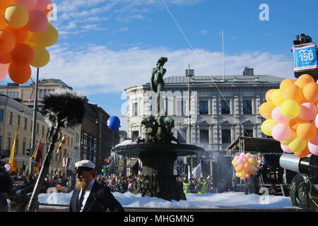 Helsinki, Finlande. Apr 30, 2018. La statue de Havis Amanda est vu près du front de mer sud d'Helsinki, Finlande, le 30 avril 2018. Havis Amanda, un point de repère permanent statue en bronze dans le sud du front de mer de Helsinki, est magnifiquement couronnée d'un étudiant blanc cap à la veille du premier mai de chaque année. Crédit : Li Jizhi/Xinhua/Alamy Live News Banque D'Images