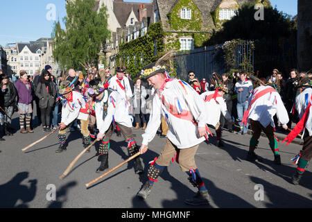 Oxford, UK 1er mai 2018. Des milliers de personnes se réunissent pour entendre la chorale de La Tour-de-la-Madeleine à tôt le matin pour commencer la célébration annuelle. Avec des pubs et un restaurant ouvert dans les premières heures du matin. Revelers souvent rester dehors toute la nuit des boules dans les collèges. Crédit : © Pete Lusabia/Alamy Live News Banque D'Images