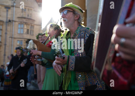 Oxford, UK 1er mai 2018. Des milliers de personnes se réunissent pour entendre la chorale de La Tour-de-la-Madeleine à tôt le matin pour commencer la célébration annuelle. Avec des pubs et un restaurant ouvert dans les premières heures du matin. Revelers souvent rester dehors toute la nuit des boules dans les collèges. Crédit : © Pete Lusabia/Alamy Live News Banque D'Images