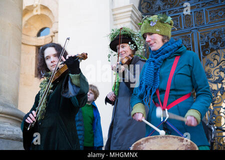 Oxford, UK 1er mai 2018. Des milliers de personnes se réunissent pour entendre la chorale de La Tour-de-la-Madeleine à tôt le matin pour commencer la célébration annuelle. Avec des pubs et un restaurant ouvert dans les premières heures du matin. Revelers souvent rester dehors toute la nuit des boules dans les collèges. Crédit : © Pete Lusabia/Alamy Live News Banque D'Images