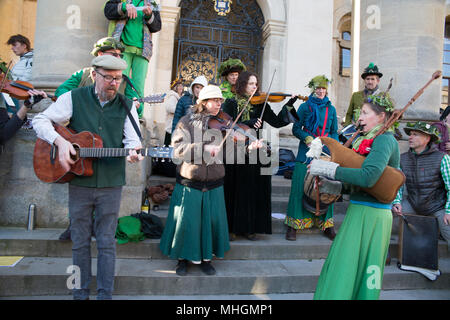 Oxford, UK 1er mai 2018. Des milliers de personnes se réunissent pour entendre la chorale de La Tour-de-la-Madeleine à tôt le matin pour commencer la célébration annuelle. Avec des pubs et un restaurant ouvert dans les premières heures du matin. Revelers souvent rester dehors toute la nuit des boules dans les collèges. Crédit : © Pete Lusabia/Alamy Live News Banque D'Images