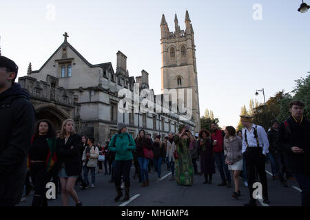 Oxford, UK 1er mai 2018. Des milliers de personnes se réunissent pour entendre la chorale de La Tour-de-la-Madeleine à tôt le matin pour commencer la célébration annuelle. Avec des pubs et un restaurant ouvert dans les premières heures du matin. Revelers souvent rester dehors toute la nuit des boules dans les collèges. Crédit : © Pete Lusabia/Alamy Live News Banque D'Images