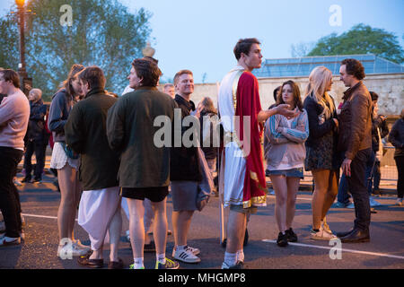 Oxford, UK 1er mai 2018. Des milliers de personnes se réunissent pour entendre la chorale de La Tour-de-la-Madeleine à tôt le matin pour commencer la célébration annuelle. Avec des pubs et un restaurant ouvert dans les premières heures du matin. Revelers souvent rester dehors toute la nuit des boules dans les collèges. Crédit : © Pete Lusabia/Alamy Live News Banque D'Images