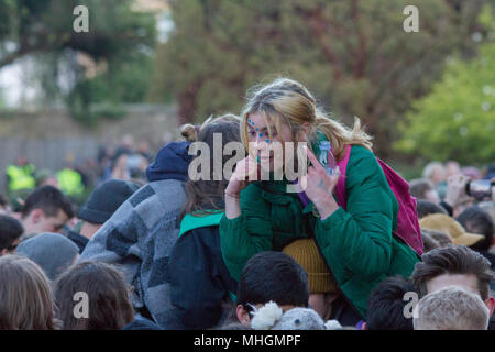 Oxford, UK 1er mai 2018. Des milliers de personnes se réunissent pour entendre la chorale de La Tour-de-la-Madeleine à tôt le matin pour commencer la célébration annuelle. Avec des pubs et un restaurant ouvert dans les premières heures du matin. Revelers souvent rester dehors toute la nuit des boules dans les collèges. Crédit : © Pete Lusabia/Alamy Live News Banque D'Images