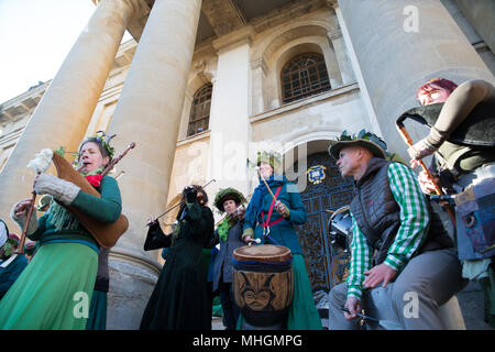 Oxford, UK 1er mai 2018. Des milliers de personnes se réunissent pour entendre la chorale de La Tour-de-la-Madeleine à tôt le matin pour commencer la célébration annuelle. Avec des pubs et un restaurant ouvert dans les premières heures du matin. Revelers souvent rester dehors toute la nuit des boules dans les collèges. Crédit : © Pete Lusabia/Alamy Live News Banque D'Images