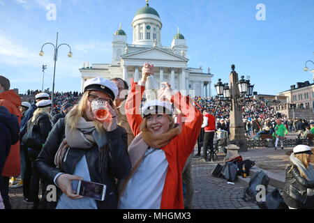 Helsinki, Finlande. Apr 30, 2018. Revelers sont vus à la place du Sénat dans le centre d'Helsinki, Finlande, le 30 avril 2018. Havis Amanda, un point de repère permanent statue en bronze dans le sud du front de mer de Helsinki, est magnifiquement couronnée d'un étudiant blanc cap à la veille du premier mai de chaque année. Crédit : Li Jizhi/Xinhua/Alamy Live News Banque D'Images