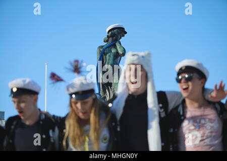 Helsinki, Finlande. Apr 30, 2018. Un groupe de fêtards chanter devant la statue de Havis Amanda après avoir été couronné d'un étudiant blanc cap à Helsinki, Finlande, le 30 avril 2018. Havis Amanda, un point de repère permanent statue en bronze dans le sud du front de mer de Helsinki, est magnifiquement couronnée d'un étudiant blanc cap à la veille du premier mai de chaque année. Crédit : Li Jizhi/Xinhua/Alamy Live News Banque D'Images