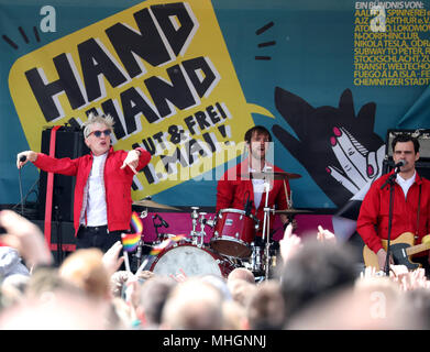 01 mai 2018, l'Allemagne, Chemnitz : Felix Brummer (L), chanteur du groupe 'Kraftklub', debout sur scène lors d'un counterdemonstration de l'alliance culturelle 01 mai. Photo : Jan Woitas/dpa-Zentralbild/dpa Banque D'Images