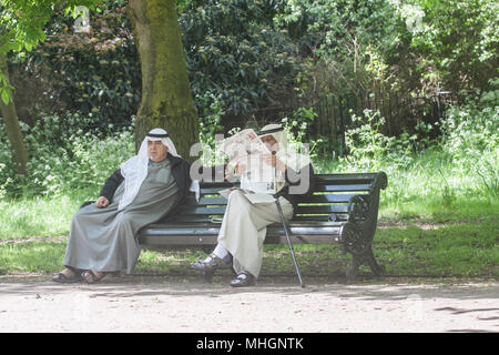 London UK. 1er mai 2018. Les hommes du Moyen-Orient en costume arabe typique de profiter du beau temps sur le premier jour de mai de Regents Park Crédit : amer ghazzal/Alamy Live News Banque D'Images