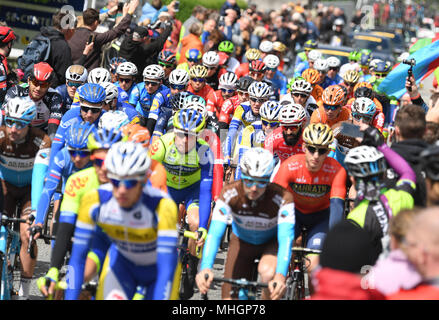 Eschborn, Allemagne. 01 mai, 2018. 01 mai 2018, l'Allemagne, l'Eschborn : cyclistes décolle pendant la course à bicyclette Eschborn-Frankfurt. Credit : Arne Dedert/dpa/Alamy Live News Banque D'Images