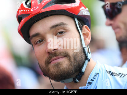 01 mai 2018, l'Allemagne, l'Eschborn : Rick Zabel de Team Katusha Alpecin a l'air dans l'appareil avant la course à bicyclette Eschborn-Frankfurt. Photo : Arne Dedert/dpa Banque D'Images