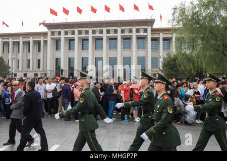 La Place Tiananmen, à Beijing, Chine. 1er mai 2018. Un total de 149 millions de touristes sont appelées à voyager pendant la journée.de mai jusqu'à partir de 134 millions de dollars par rapport à l'an dernier.La maison de vacances s'étend du dimanche au mardi.Des milliers sont arrivés dans la capitale et est venu à la place Tiananmen où l'activité principale a été de prendre des photos d'eux-mêmes en face de monuments. Musée national,,de,Chine,et,plus,en,a,long,sac,sécurité,visitez,comme,Chinois,défilé,soldats passant.Crédit : Paul Quayle/Alamy Live News Banque D'Images