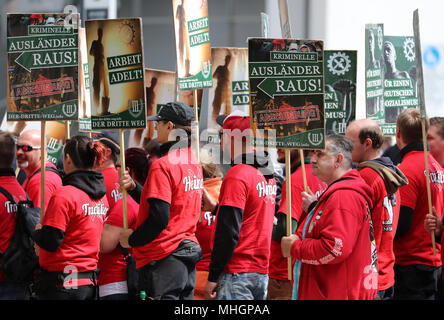 01 mai 2018, l'Allemagne, Chemnitz : Les participants d'une manifestation de droite dirigé par le parti néo-nazi "der III. Weg' dans la rue. La ville s'attend à ce que 1500 participants de plusieurs États fédéraux. Photo : Jan Woitas/dpa-Zentralbild/dpa Banque D'Images