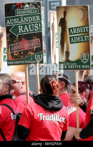 01 mai 2018, l'Allemagne, Chemnitz : Les participants d'une manifestation de droite dirigé par le parti néo-nazi "der III. Weg' dans la rue. La ville s'attend à ce que 1500 participants de plusieurs États fédéraux. Photo : Jan Woitas/dpa-Zentralbild/dpa Banque D'Images